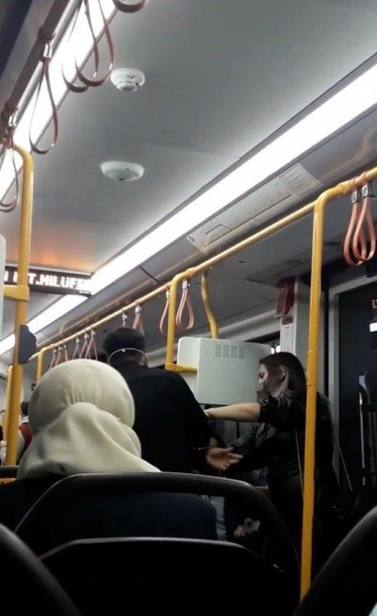 Bursa'da metroda sarılan çifti ikaz etti kavga çıktı