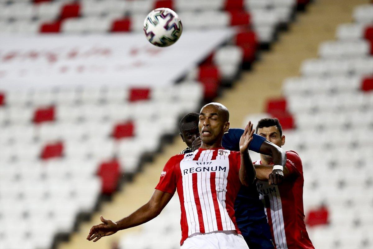 Fenerbahçe, Antalyaspor'u 2 golle geçti