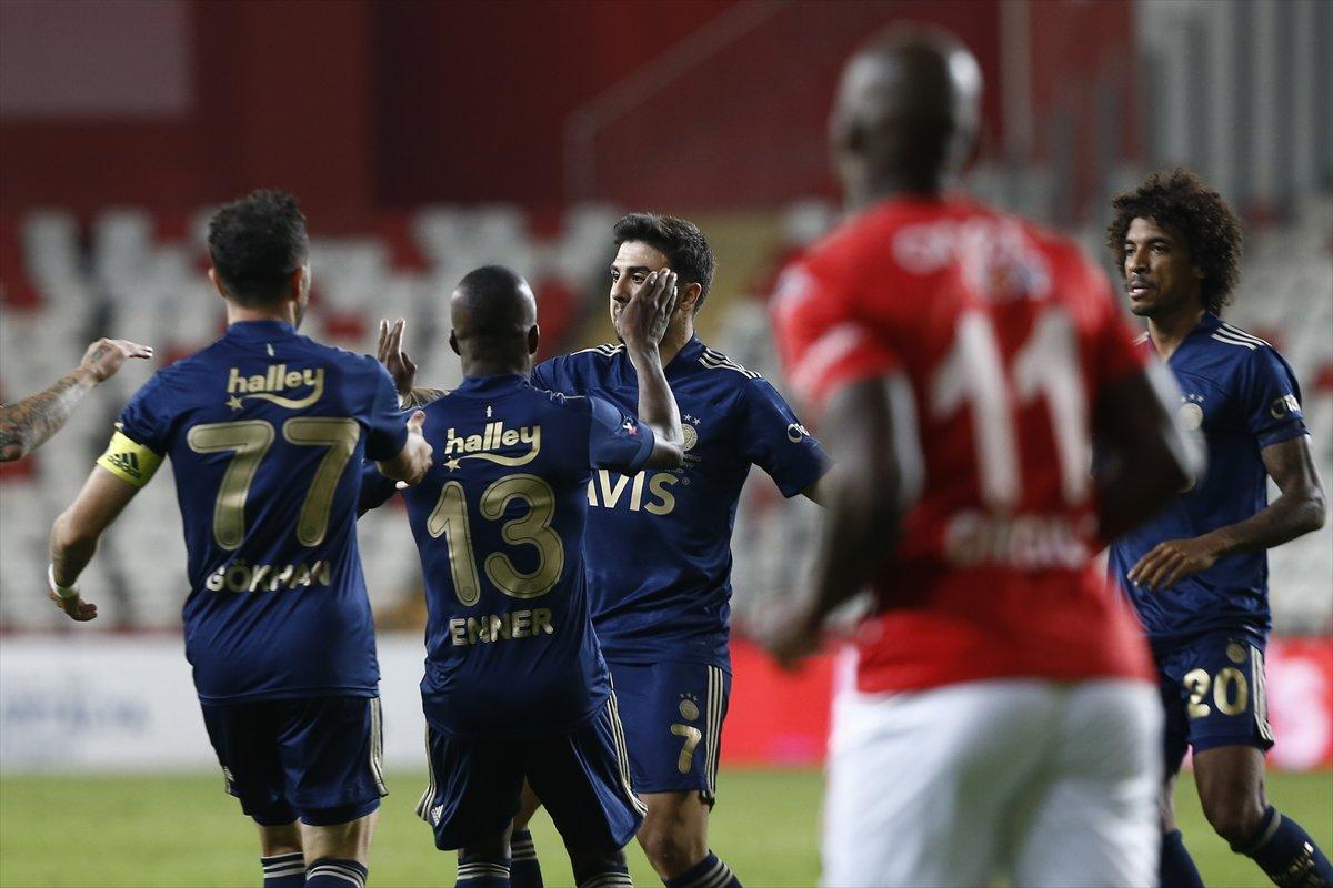 Fenerbahçe, Antalyaspor'u 2 golle geçti