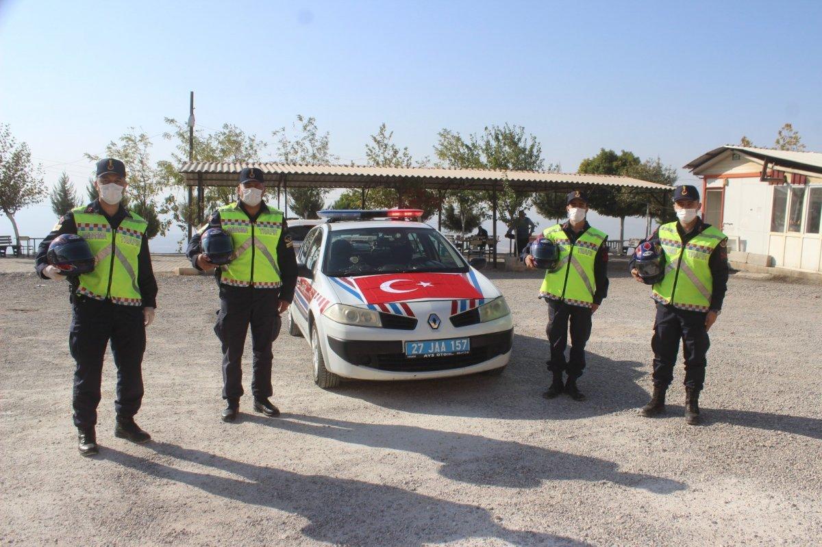 Gaziantep'te kasksız sürücüler ceza beklerken, hediye geldi