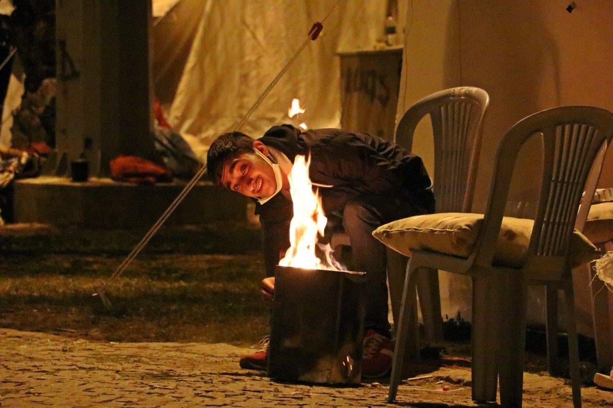İzmir'de depremzedeler ateş yakarak ısınmaya çalışıyor