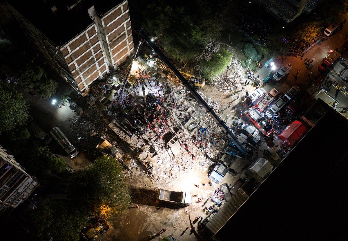 İzmir'de kurtarma çalışmaları devam ederken umutlu bekleyiş sürüyor