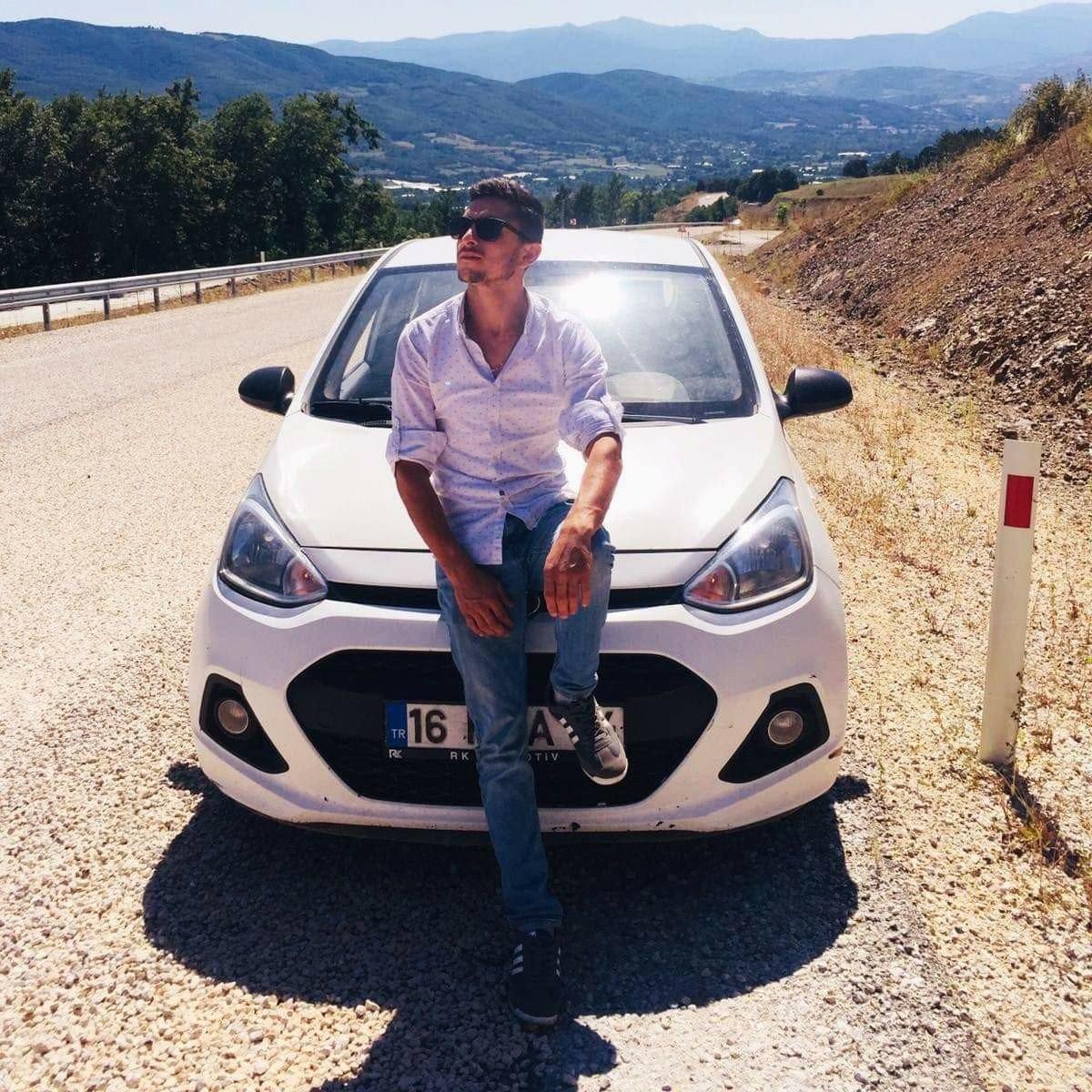 Bursa'da çarpışma sırasında yola fırlayan 2 genç öldü