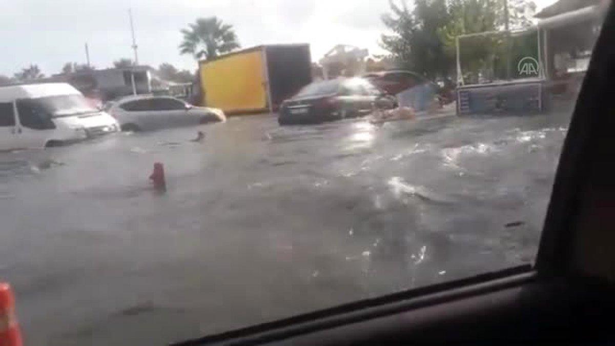 Seferihisar'da suların yükselmesiyle arabasında mahsur kaldı