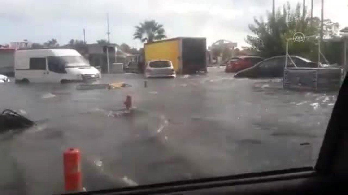 Seferihisar'da suların yükselmesiyle arabasında mahsur kaldı