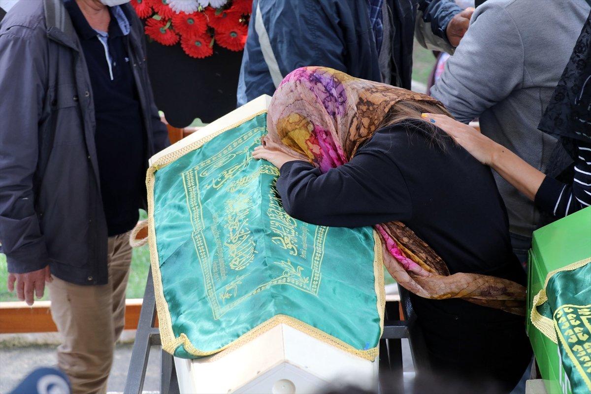 İzmir depreminde hayatını kaybeden aile defnedildi