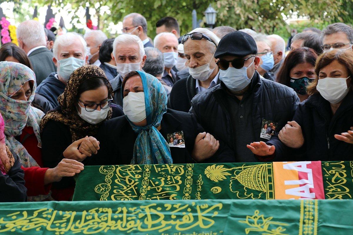İzmir depreminde hayatını kaybeden aile defnedildi