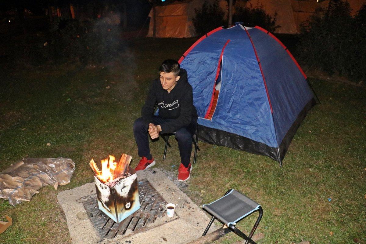 Elektrik akımına kapılan genç, depremden son anda kurtuldu