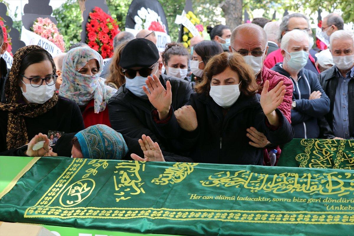 İzmir depreminde hayatını kaybeden aile defnedildi