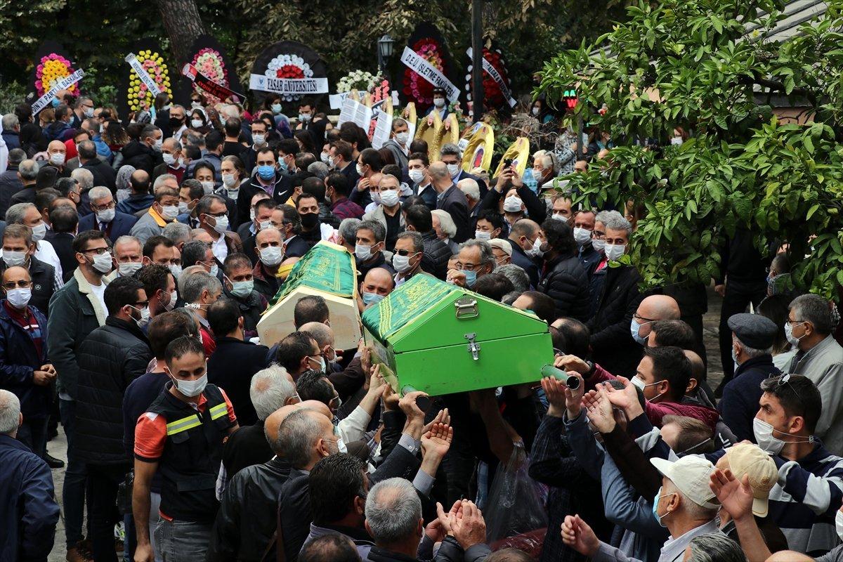 İzmir depreminde hayatını kaybeden aile defnedildi