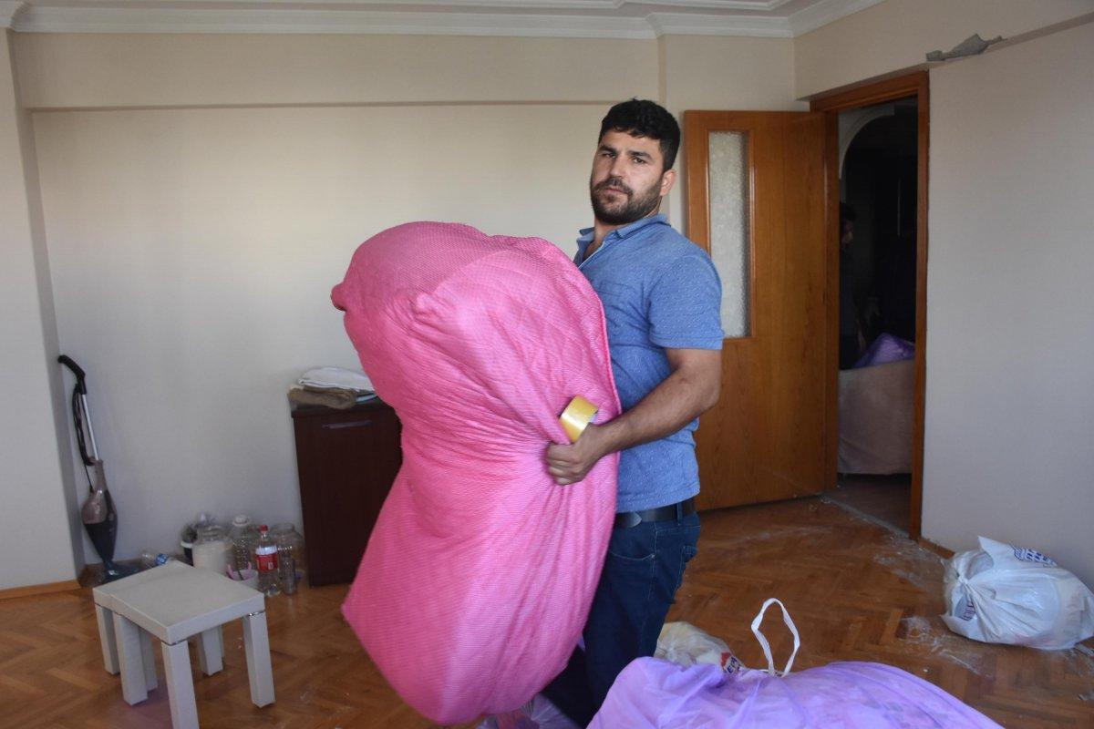 İzmir'deki deprem bölgesindeki vatandaşlar hasarlı binalardan taşınıyor