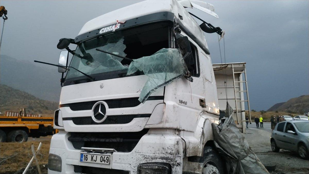 Bitlis'te tır ile yolcu otobüsü çarpıştı