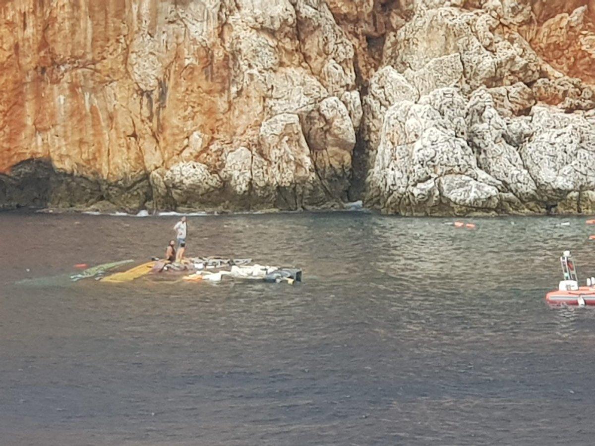Alanya'da turist teknesi alabora oldu