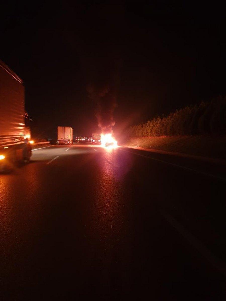 Bursa'da otomobilin lastikleri alev aldı