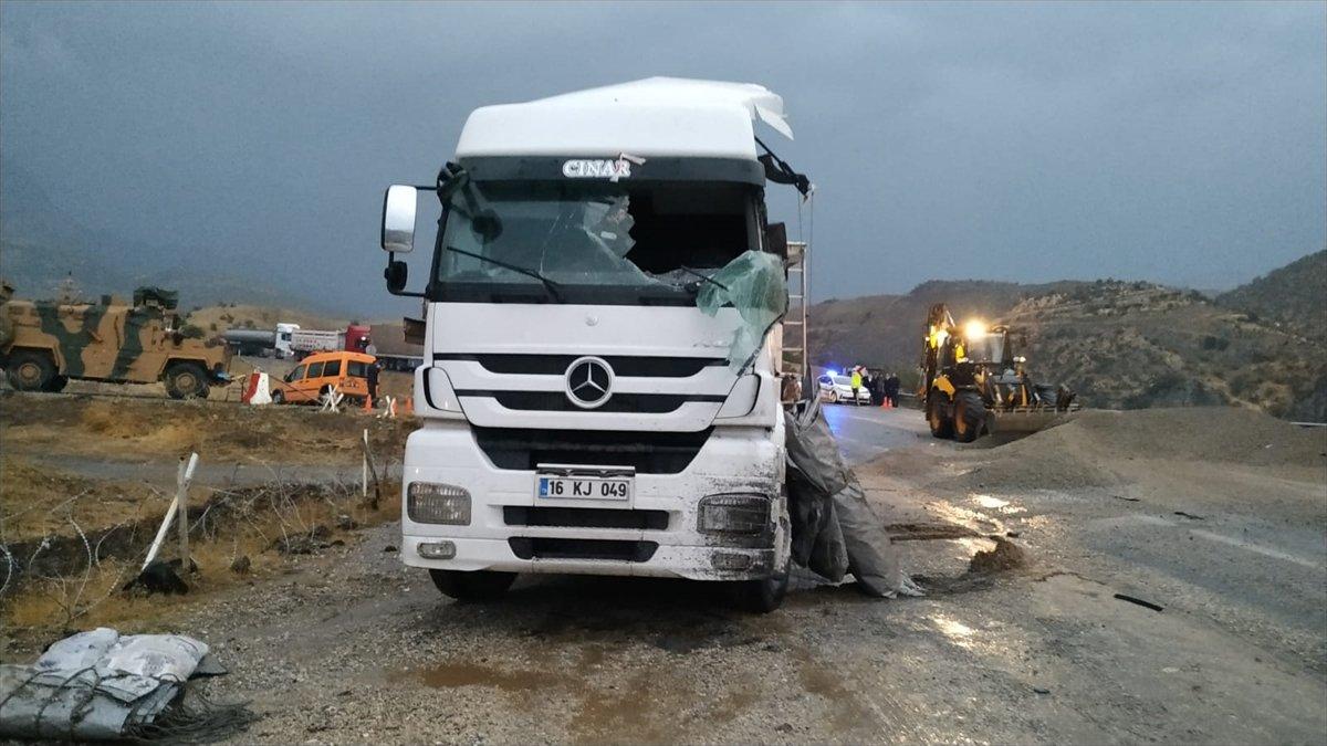 Bitlis'te tır ile yolcu otobüsü çarpıştı