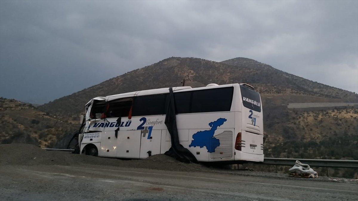 Bitlis'te tır ile yolcu otobüsü çarpıştı