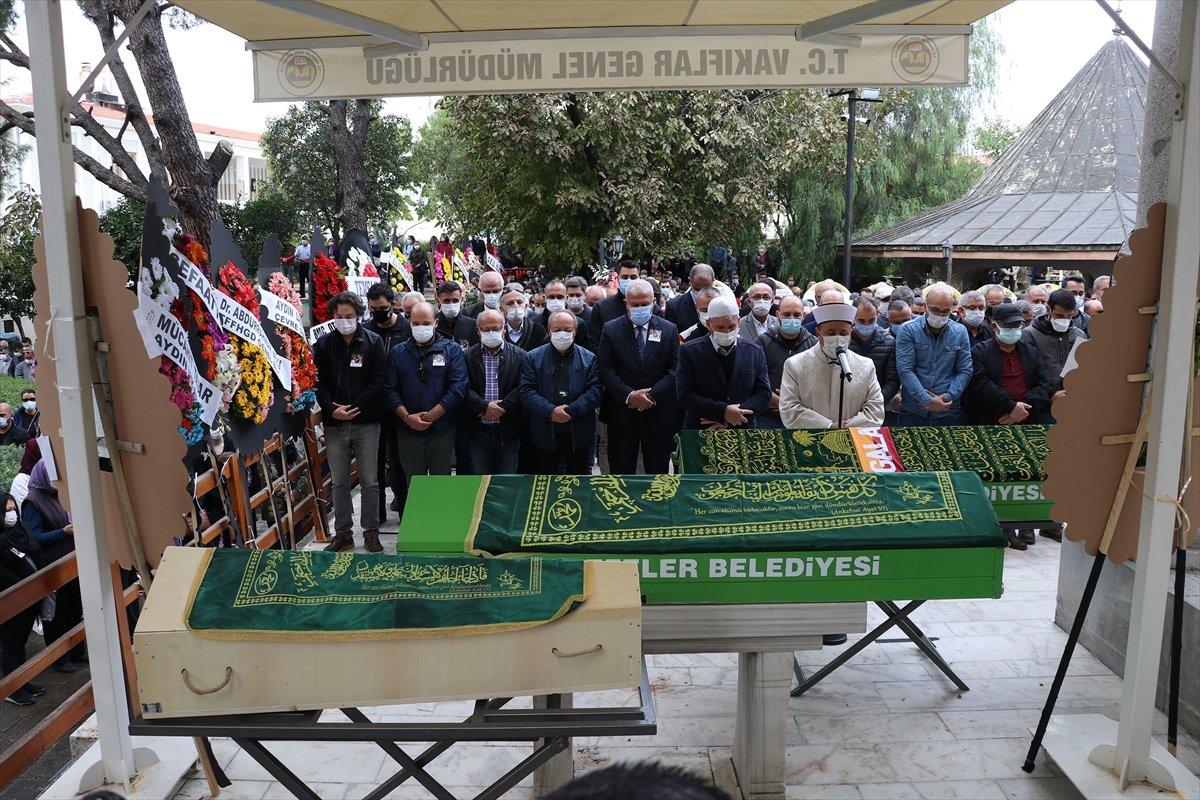 İzmir depreminde hayatını kaybeden aile defnedildi