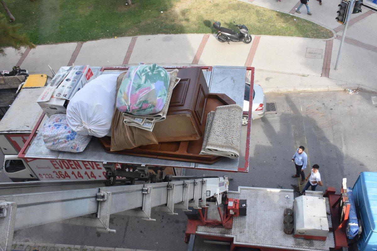 İzmir'deki deprem bölgesindeki vatandaşlar hasarlı binalardan taşınıyor