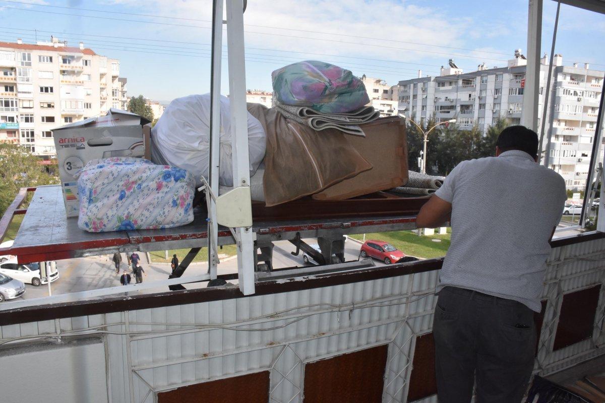 İzmir'deki deprem bölgesindeki vatandaşlar hasarlı binalardan taşınıyor