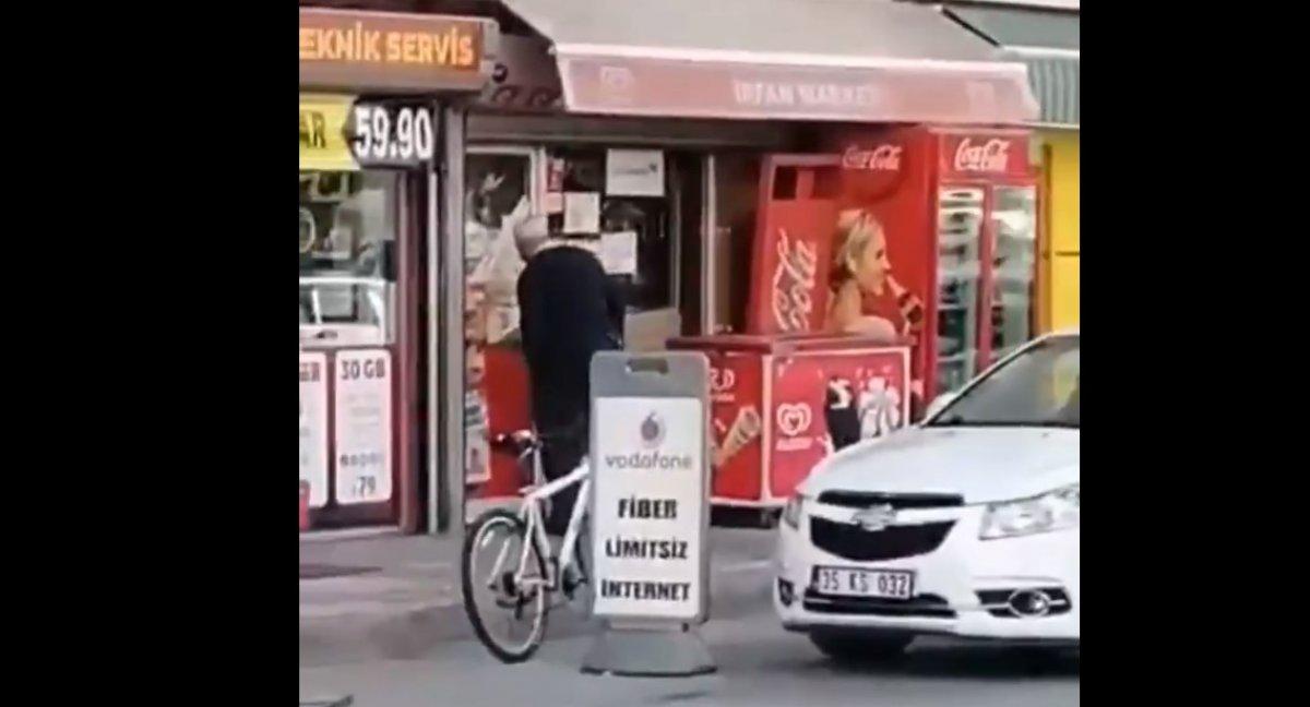 Bornova'da bakkal sahibi yardım çadırından poşetlerle çıktı