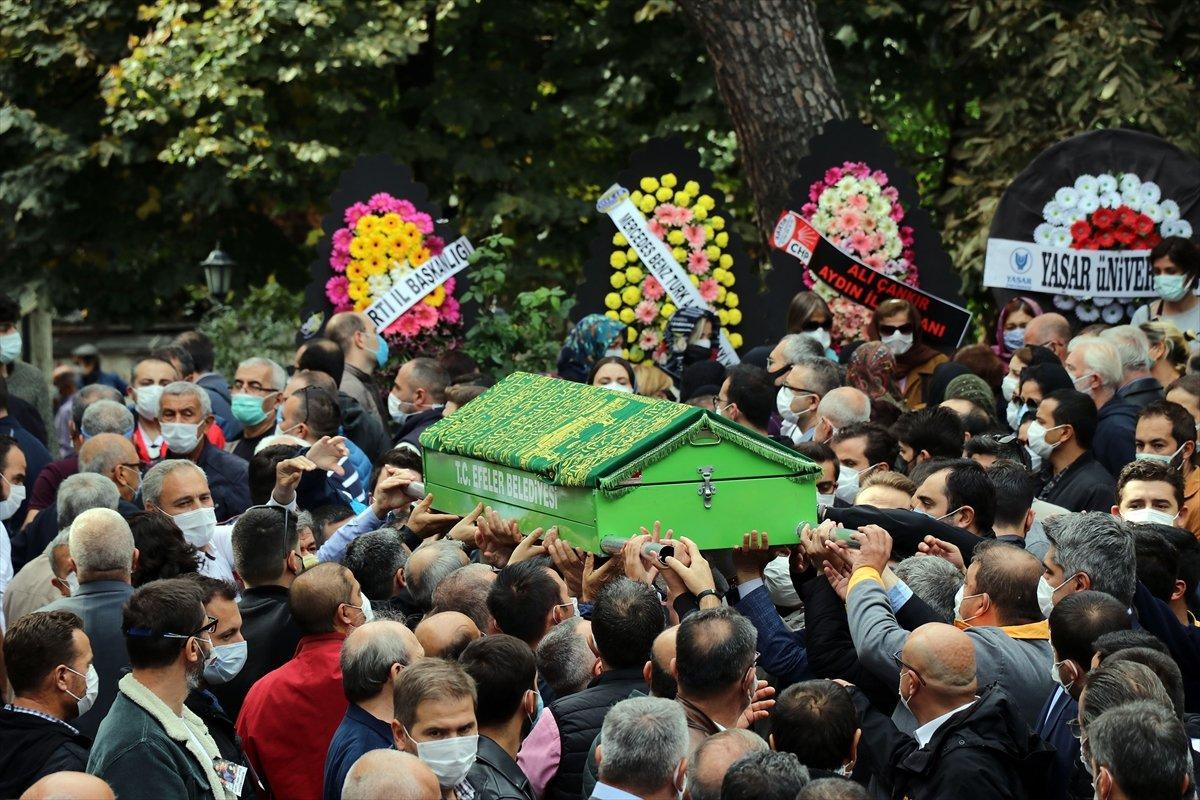 İzmir depreminde hayatını kaybeden aile defnedildi