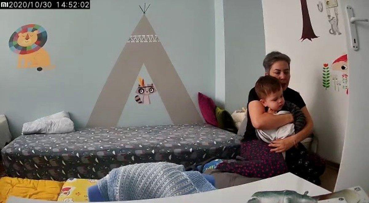 Depremde çocuğunu korumaya çalışan annenin görüntüleri