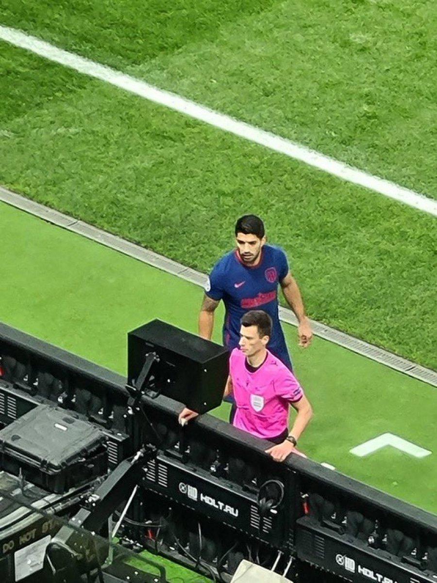 VAR'dan pozisyonu izleyen Luis Suarez sarı kart gördü