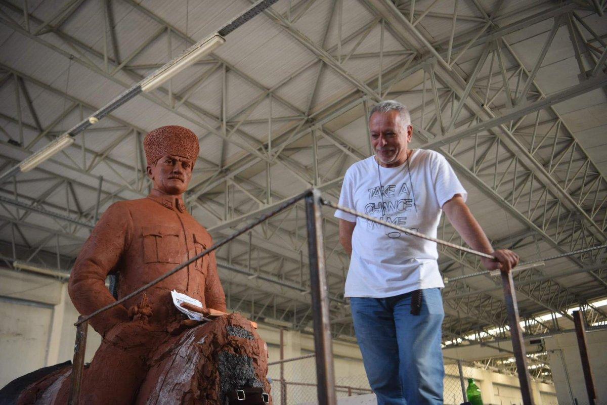 CHP'li Bornova Belediyesi'nden tepki çeken heykel duyurusu