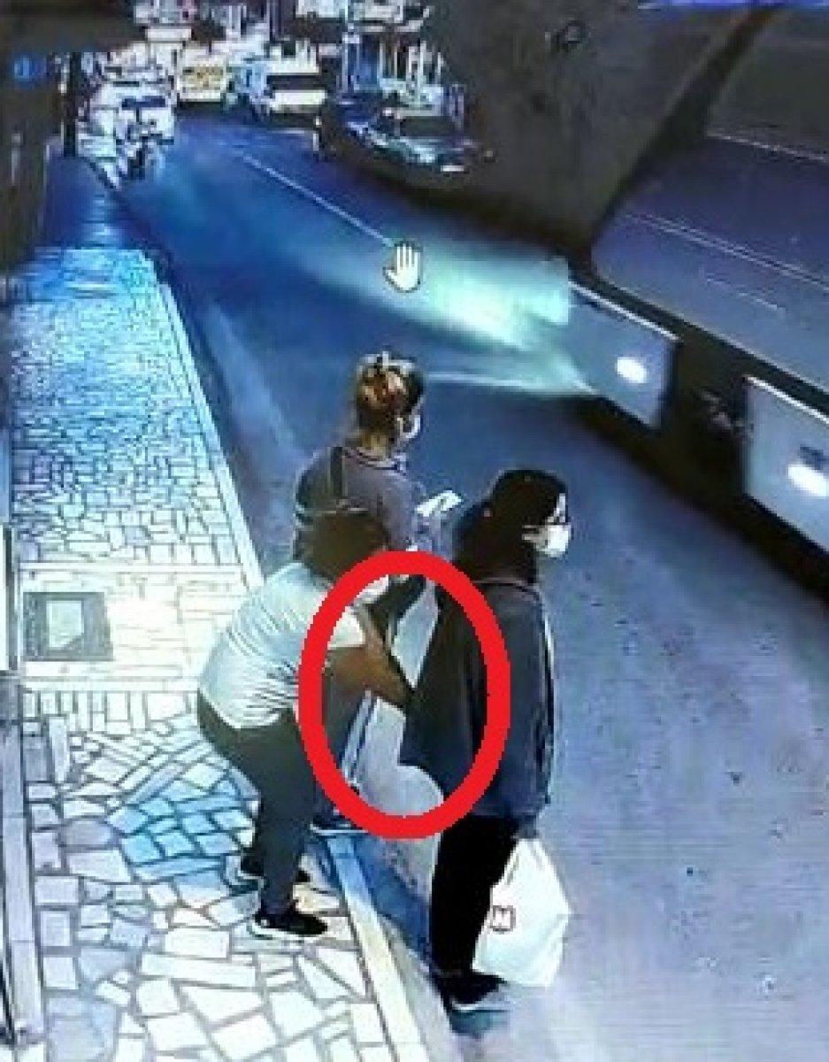 Bursa'da otobüs bekleyen genç kızın cep telefonunu çaldılar
