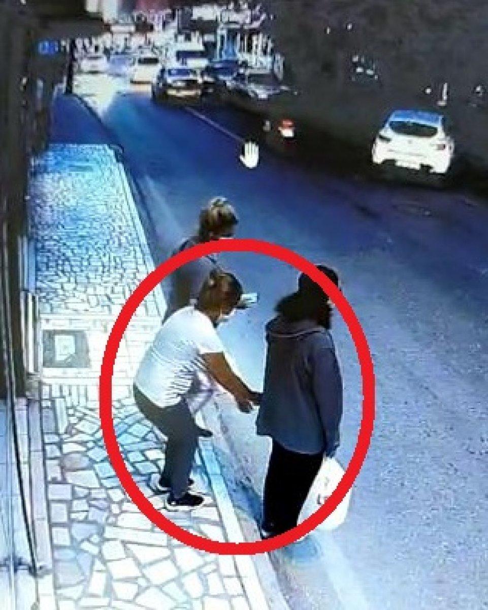 Bursa'da otobüs bekleyen genç kızın cep telefonunu çaldılar