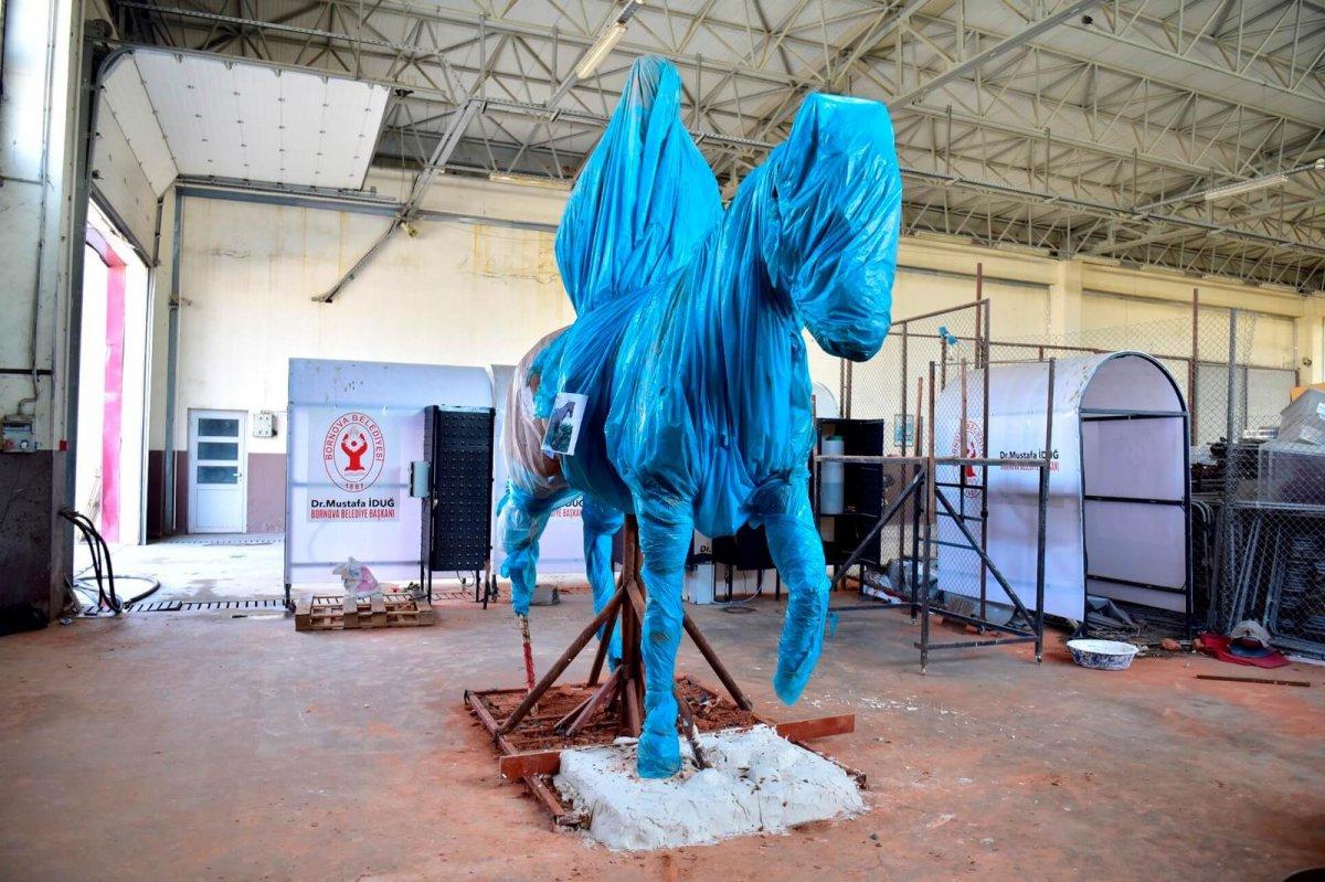 CHP'li Bornova Belediyesi'nden tepki çeken heykel duyurusu