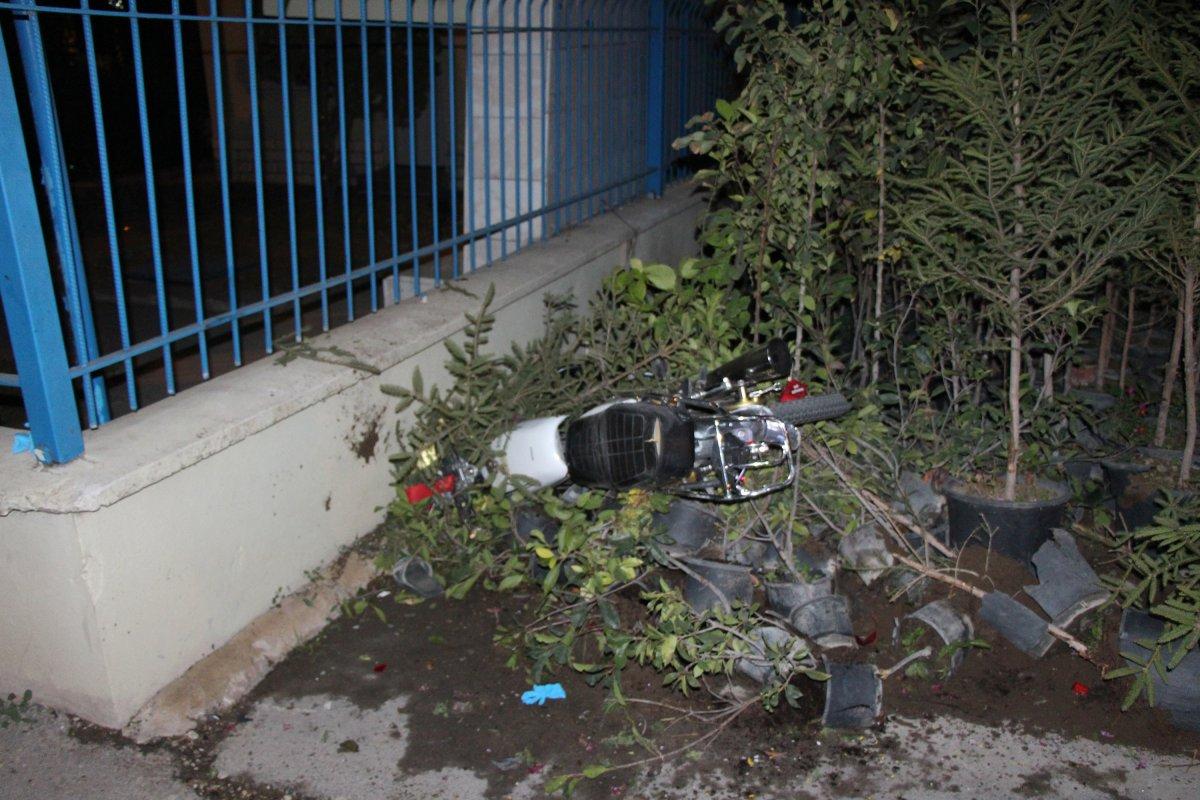 Tokat’ta şehitlik duvarına çarpan motosiklet sürücüsü öldü