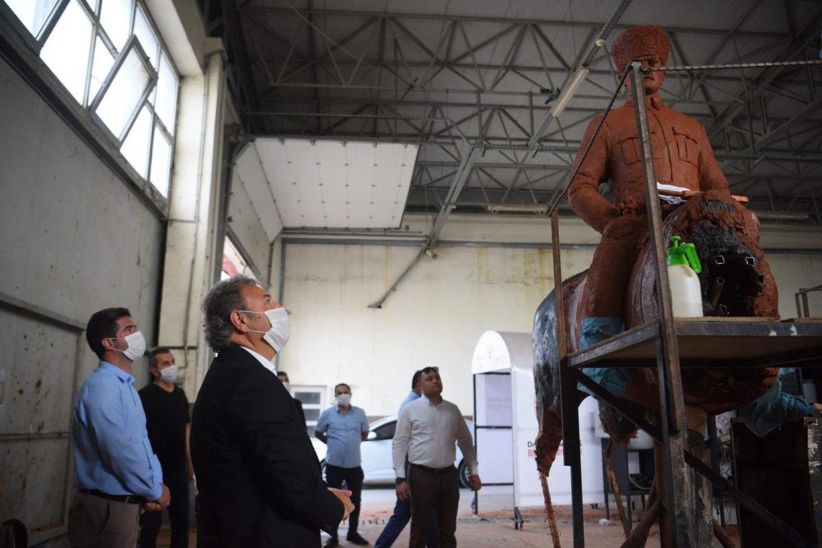 CHP'li Bornova Belediyesi'nden tepki çeken heykel duyurusu