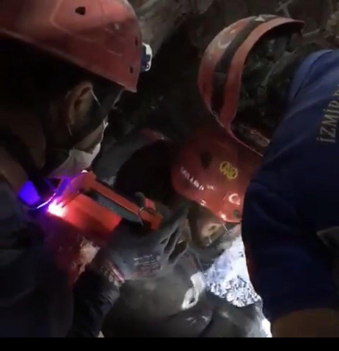 İzmir’de 102 saat sonra bir kedi enkazdan sağ kurtarıldı