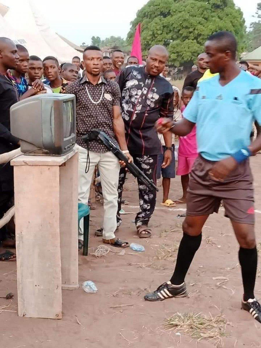 VAR'dan pozisyonu izleyen Luis Suarez sarı kart gördü