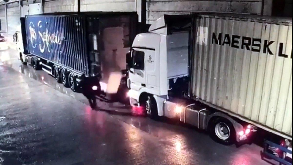 Kahramanmaraş'ta üzerine pamuk balyası düşen şoför öldü