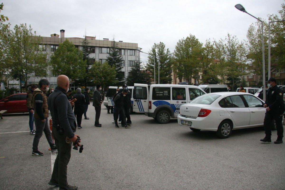 Afyon'da tedbirleri hiçe sayıp asker eğlencesi yapan gençler polise saldırdı