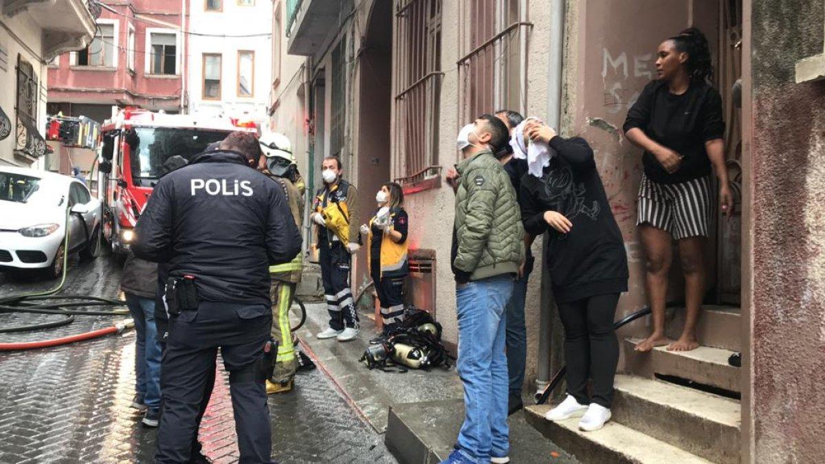 Beyoğlu'nda yanan binadan kayarak kurtuldu