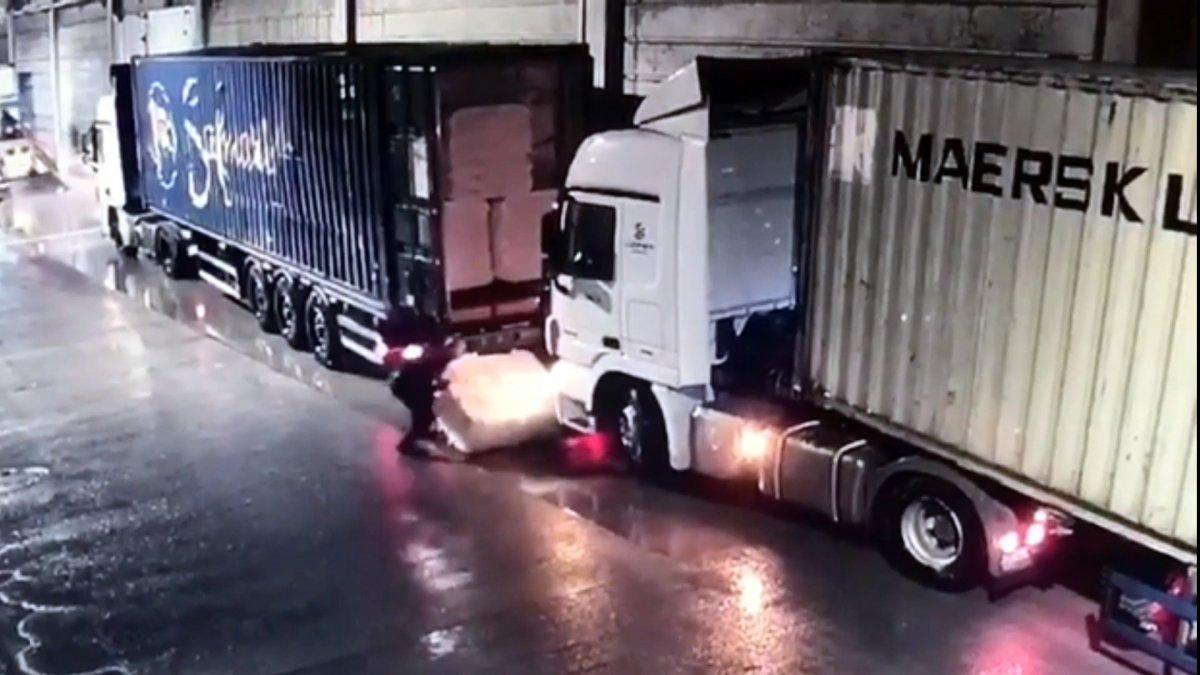 Kahramanmaraş'ta üzerine pamuk balyası düşen şoför öldü