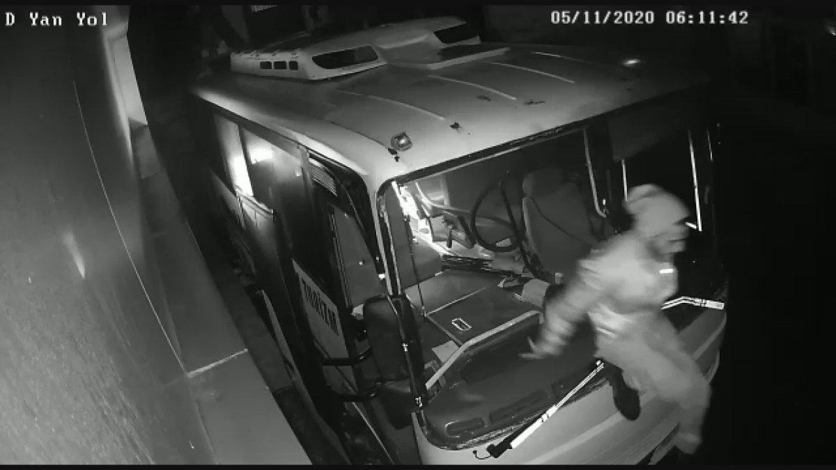 Kağıthane'de park halindeki minibüsün kundaklanma anı