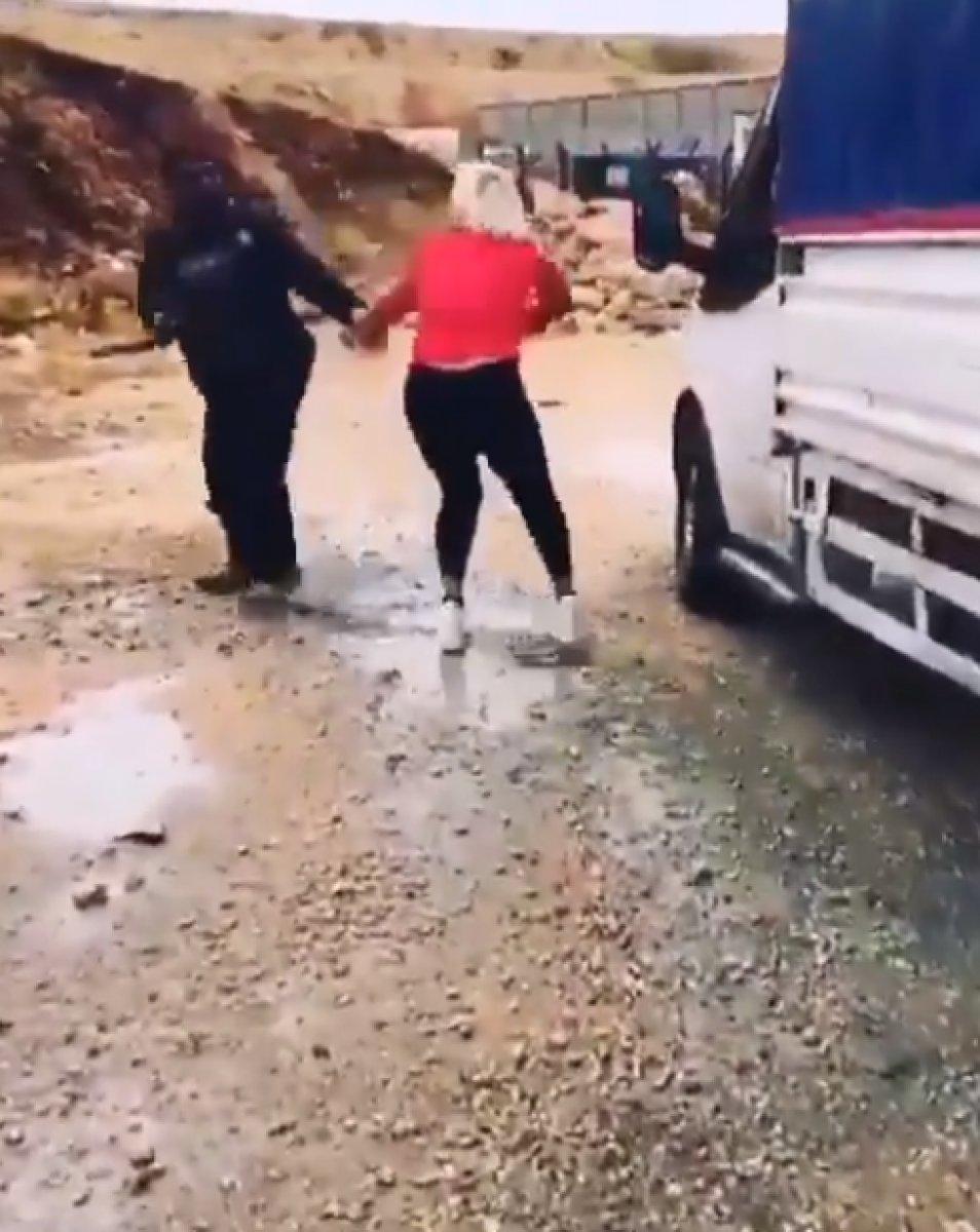 Gaziantep'te köpek mamalarını ve kaplarını çalan hurdacı, hayvansever tarafından dövüldü