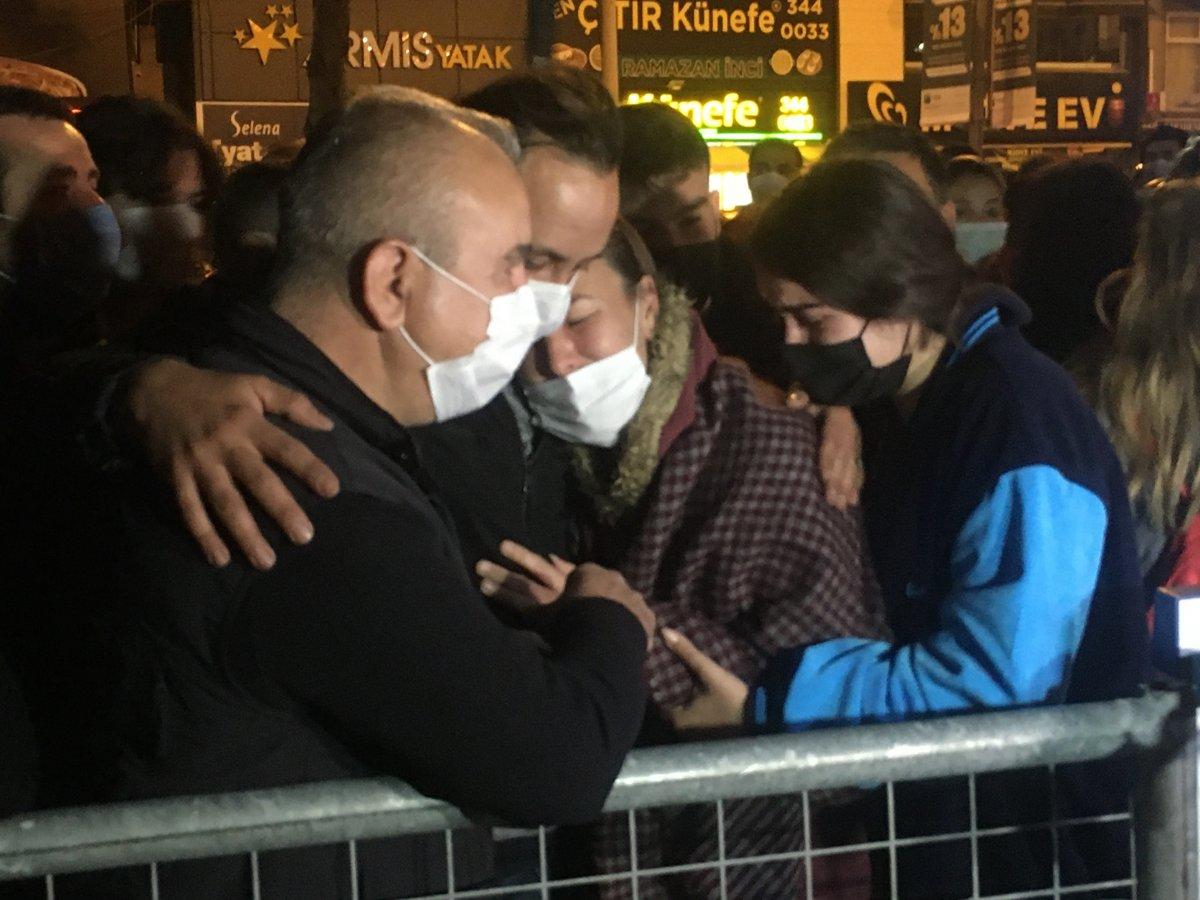 İzmir'de Rızabey Apartmanı'nın önüne karanfiller bırakıldı