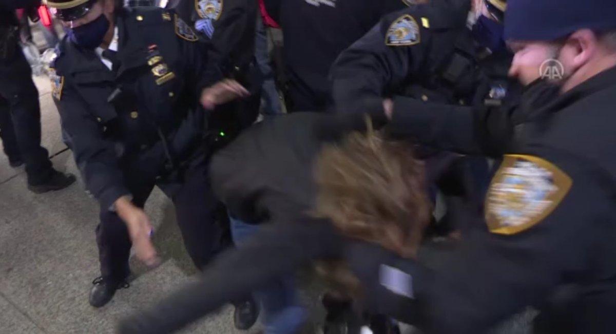 New York polisinden kadın göstericiye yumruk
