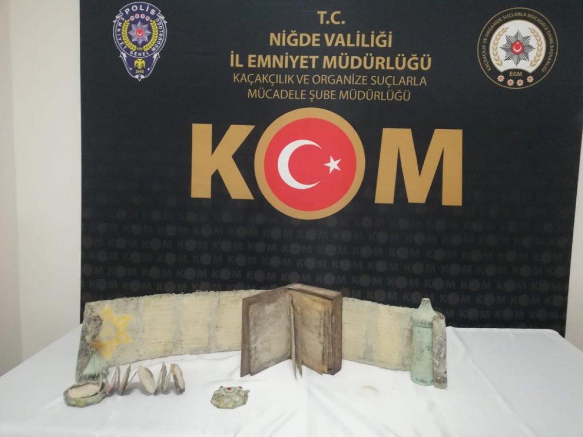 Niğde’de polisin durduğu araçtan tarihi eserler çıktı