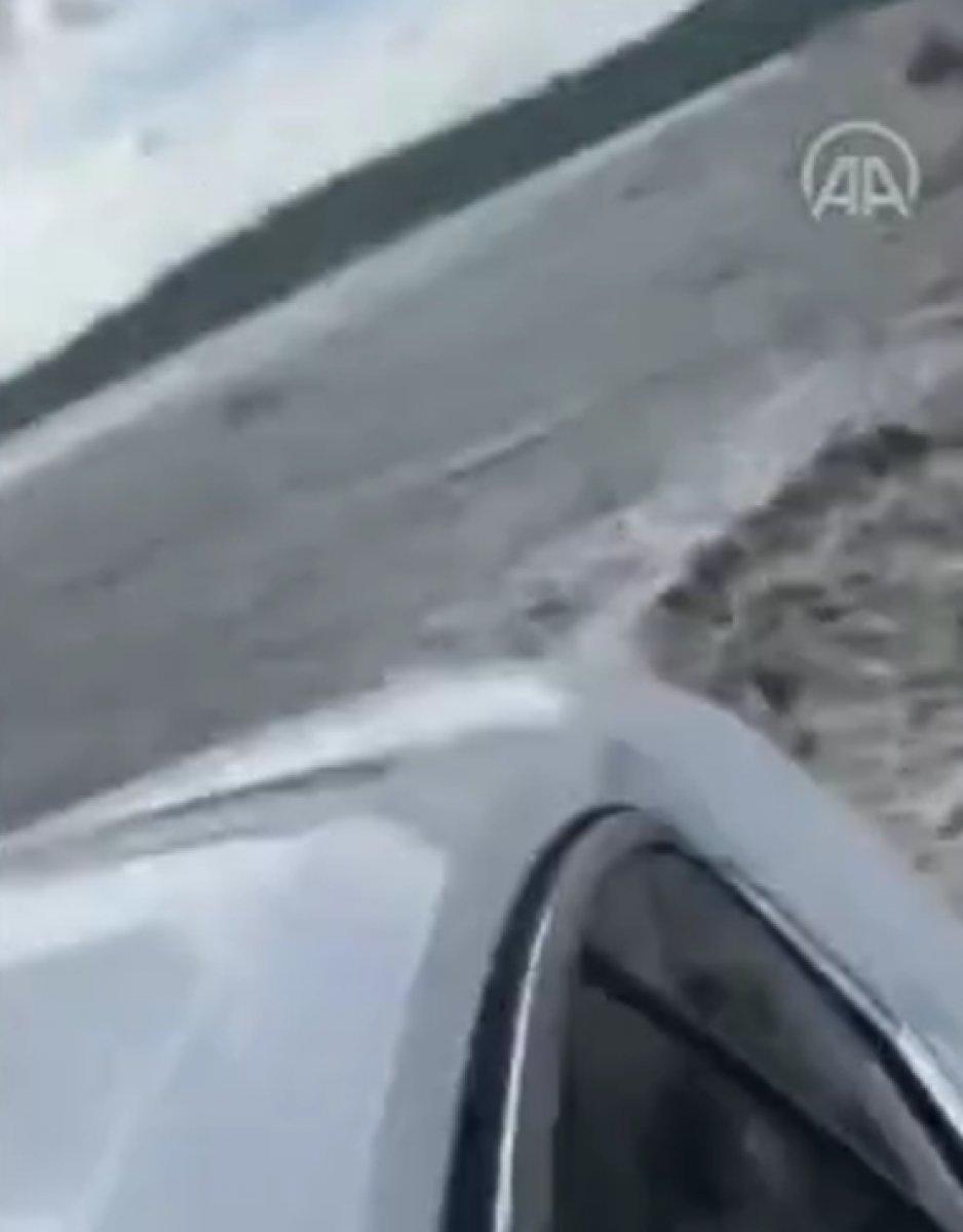 Deprem sırasında Seferihisar'da oluşan dalgalardan kaçan kişiler