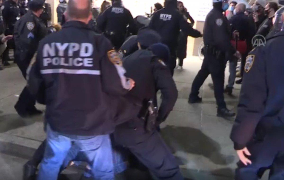 New York polisinden kadın göstericiye yumruk