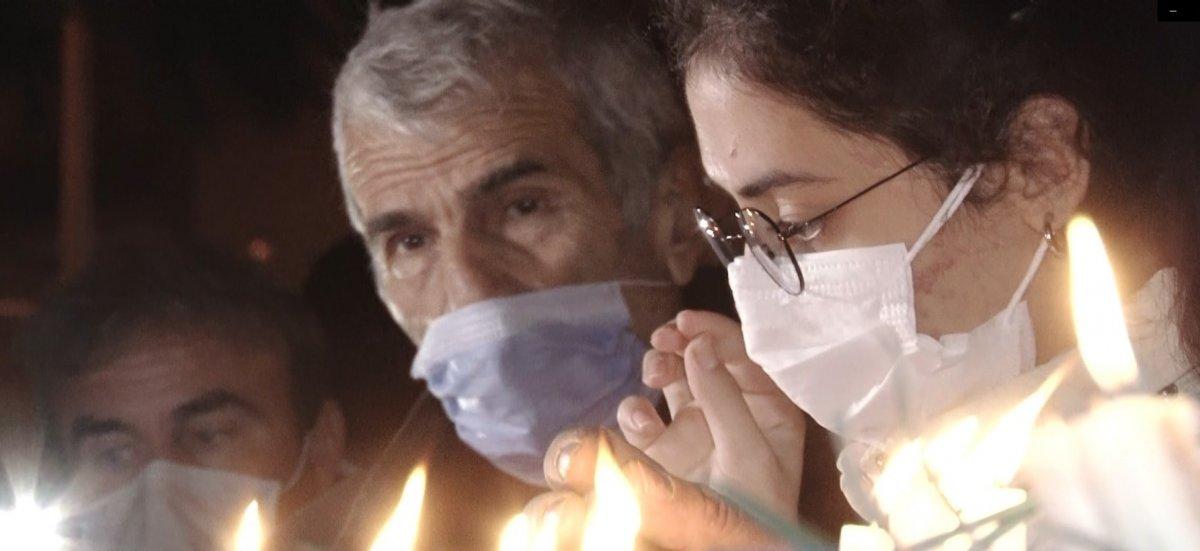 İzmir'de Rızabey Apartmanı'nın önüne karanfiller bırakıldı