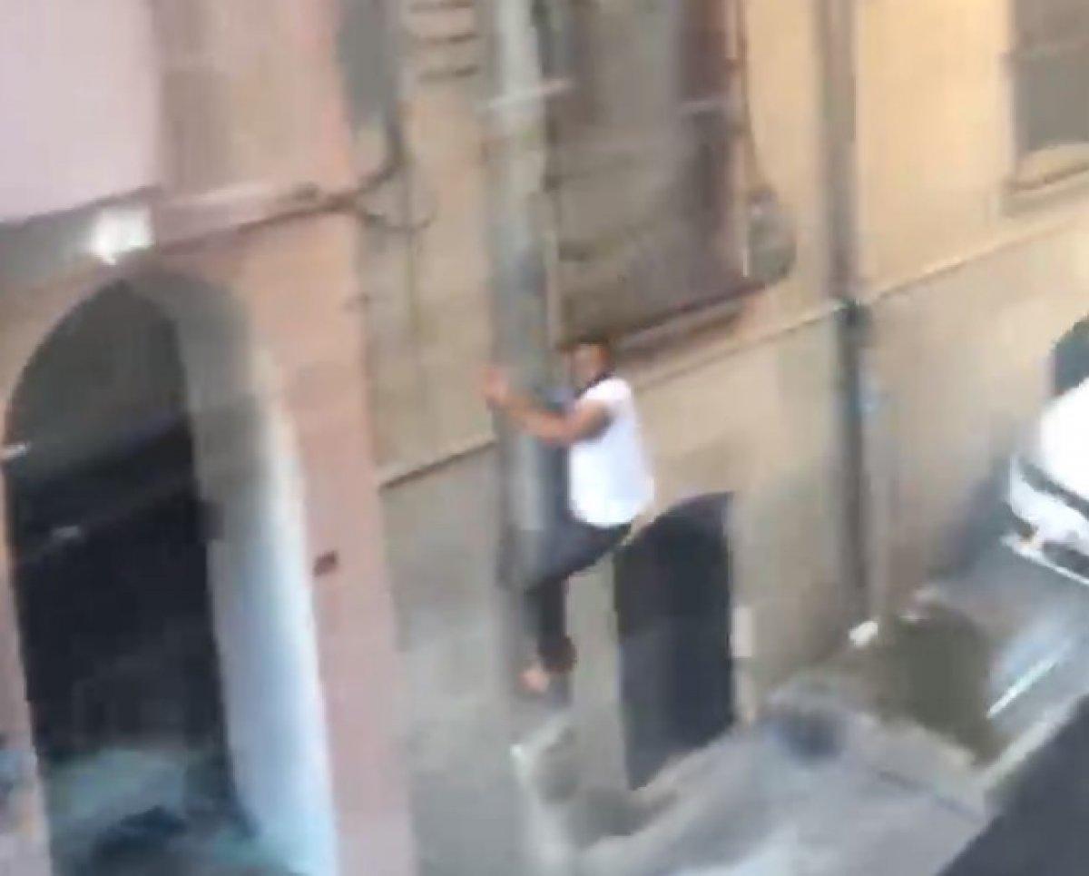 Beyoğlu'nda yanan binadan kayarak kurtuldu