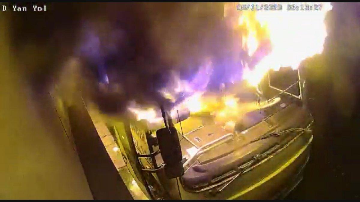 Kağıthane'de park halindeki minibüsün kundaklanma anı