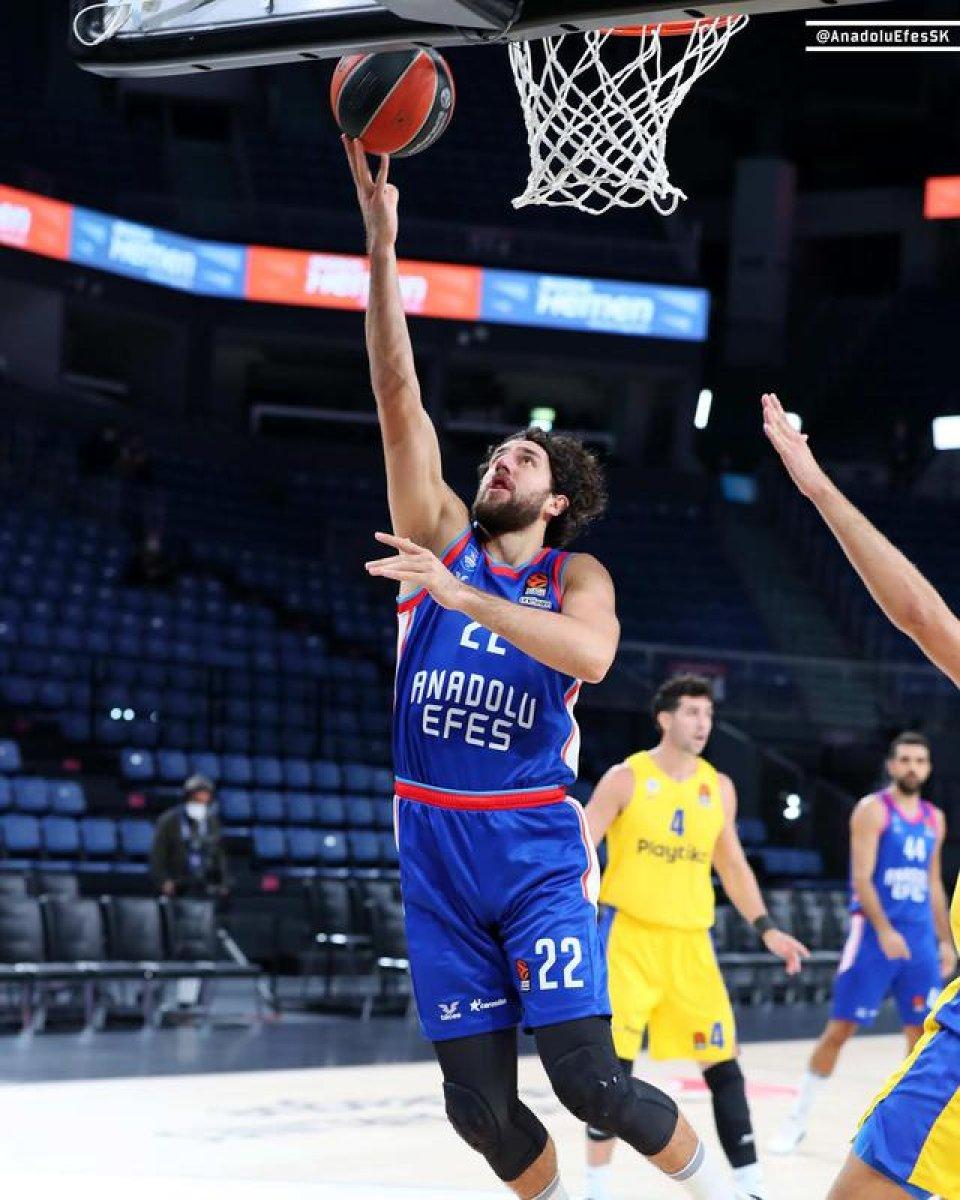 Anadolu Efes, Maccabi Playtika'yı yendi
